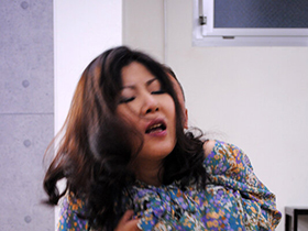 昭和の熟女エロ映画館　六十路妻は家族や教師の僕　サンプル画像02